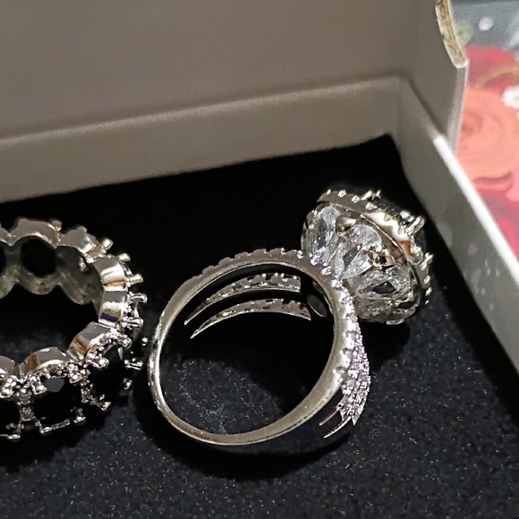 NWOT Silver and Black Stone Ring Set - Picture 5 of 5